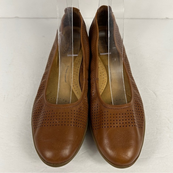 ❤️ Clarks Tan Perforated Loafers - Picture 3 of 9